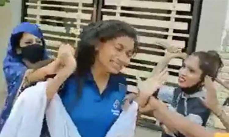 Group-of-women-beat-up-pizza-chain-employee-in-Indore