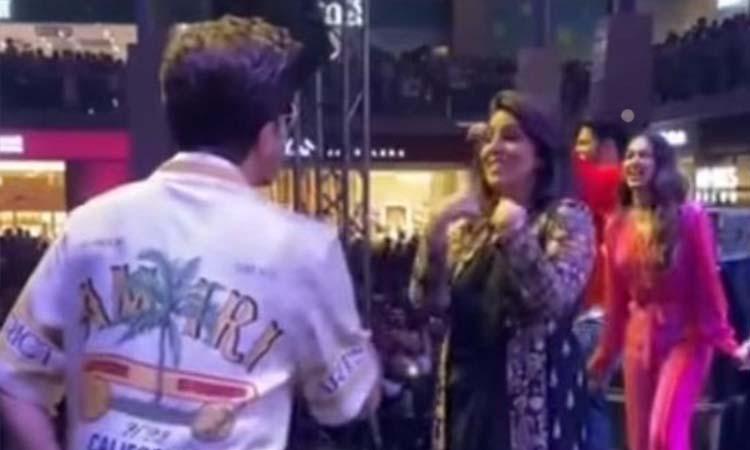 Neetu-Kapoor-Anil-KapoorBollywood stars Neetu Kapoor and Anil Kapoor during a fan event were seen grooving on the song 'Ek Main Aur Ek Tu' while promoting their upcoming film 'JugJugg Jeeyo'.  The cast of the upcoming film Neetu, Anil, Varun Dhawan, Manie