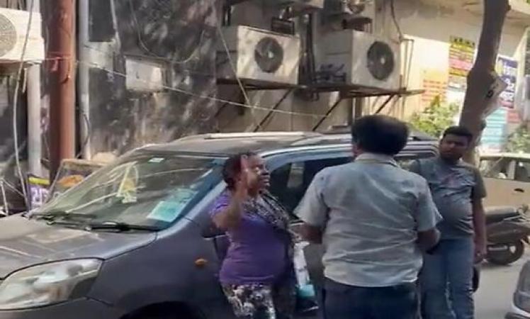 Noida-woman-slap-ERickshaw-driver