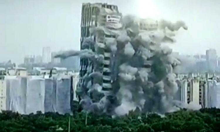 Noida-twin-tower-demolished