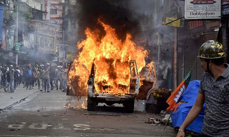 BJP-Supporters-burn-vehicle