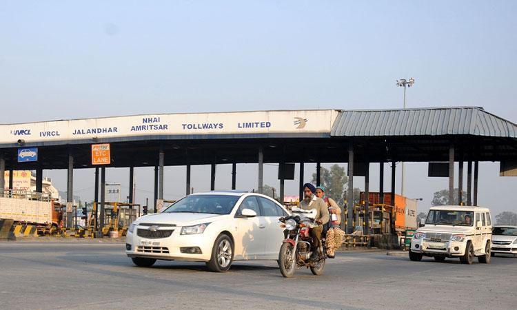 Vehicles-pass-through-toll-gates-in-Amritsar