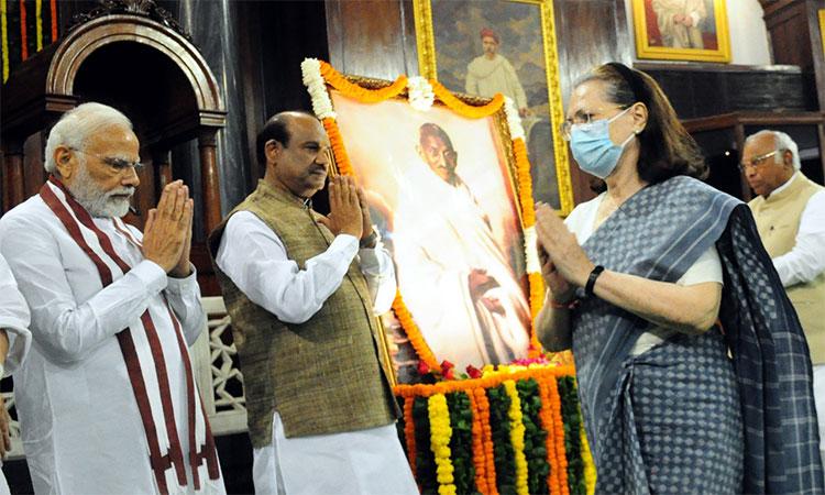 Sonia-Gandhi-and-PM-Narendra-Modi