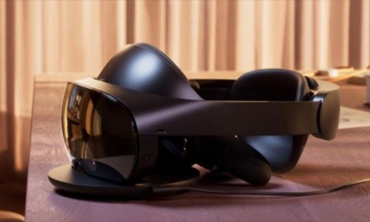 Zuckerberg-VR-headset