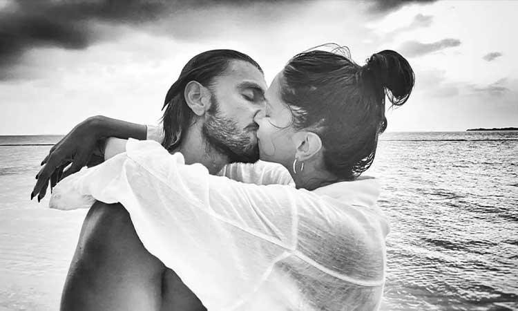 Bollywood-celebrity-couples-who-kissed-in-public