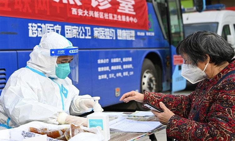 A resident consults a medical worker at a fever clinic in Lianhu District of Xi'an