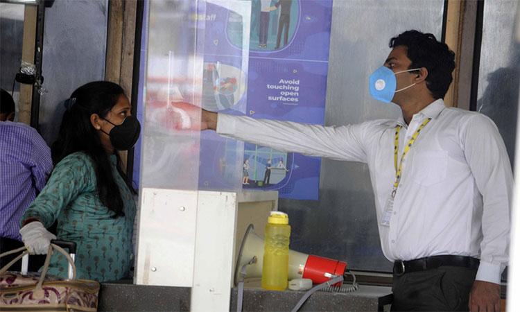 Passengers-from-Mumbai-after-landin-at-International-Airport-in-Patna