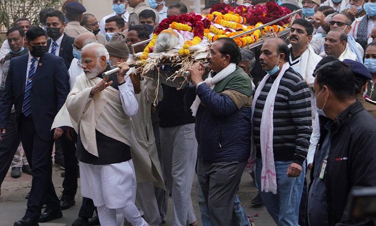 Prime-Minister-Narendra-Modi-carrying-mortal-remains-of-his-mother-Heeraben-body