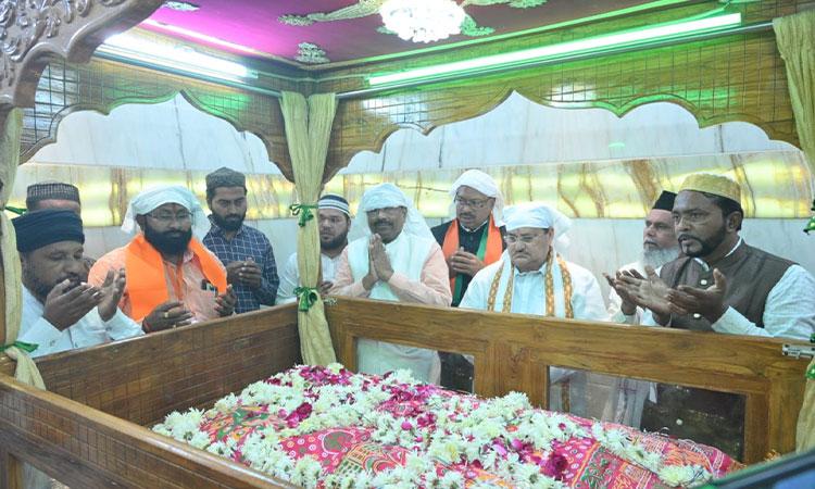 J-P-Nadda-prays-offers-chadar-in-dargah-Photos-vedoes-by-Syed-Shafi