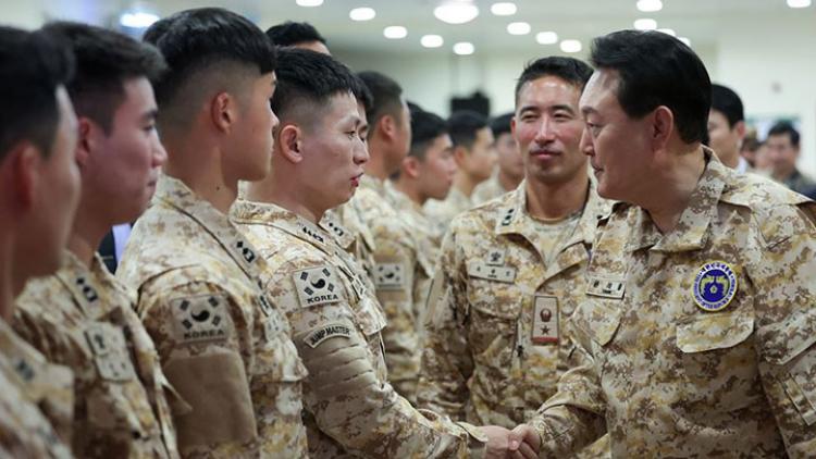 President-Yoon-Suk-Yeol-(C)-speaks-as-he-meets-with-South-Korean-troops-of-the-Akh-unit-in-the-United-Arab-Emirates