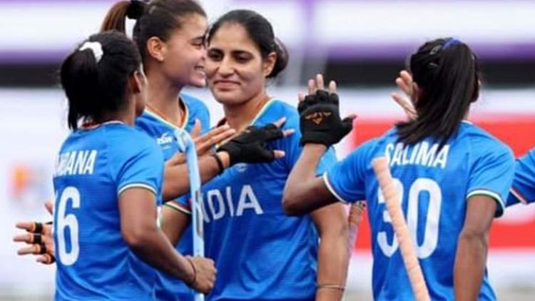 Indian-women-hockey-team-continue-winning-streak-beat-South-Africa-4-0