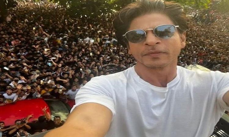 SRK-gives-hilarious-reply-to-fan-waiting-outside-Mannat-to-catch-a-glimpse-of-superstar