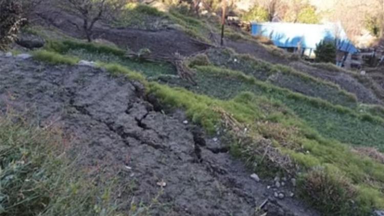 oshimath-Bhunsav-Fear-rising-roof-of-a-house-affected-by-cracks-in-Singhdhar-broken