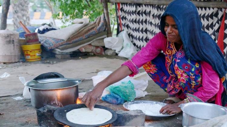 A-flood-affected-woman-prepares-food-in-Jamshoro-district-in-Pakistans-Sindh-province