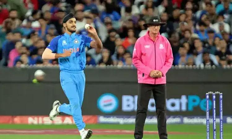 1st-T20I-Mitchell-Conway-half-centuries-propel-New-Zealand-to-176/6-against-India