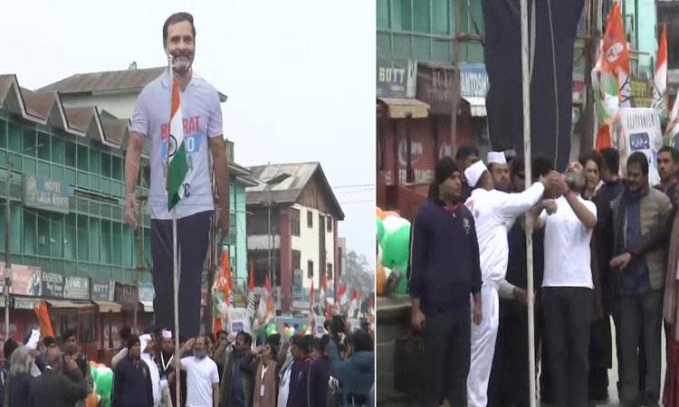 Congress-leader-Rahul-Gandhi-hoists-national-flag-during-Bharat-Jodo-Yatra