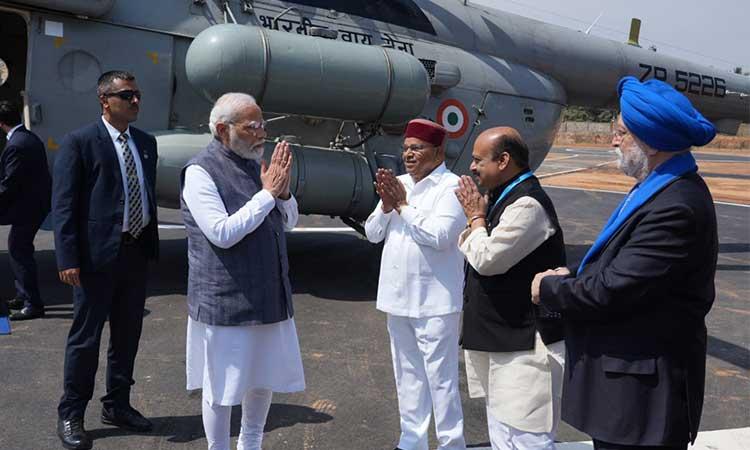 PM-Modi-arrives-in-K'taka-CM-Bommai-Governor-extend-warm-welcome