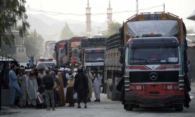 trucks-waiting-to-enter-Pakistan-at-the-border-crossing-point-of-Torkham-between-Pakistan-and-Afghanistan