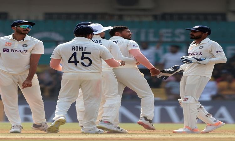 3rd-Test-Day-2-India-trail-Australia-by-75-runs-at-lunch-after-Umesh,-Ashwin-heroics