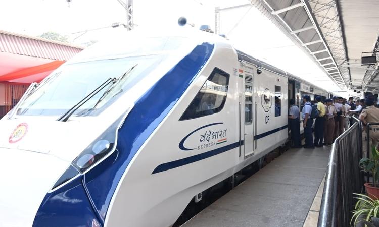PM-flagged-off-2-Vande-Bharat-trains-in-Mumbai-today