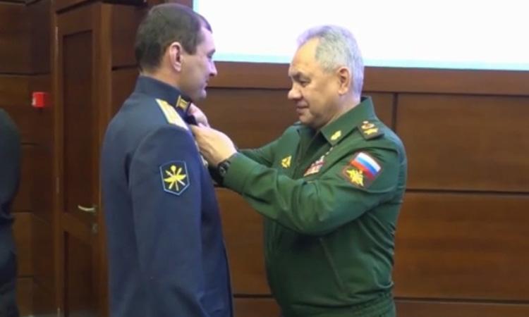 Russian-pilots-awarded-medals