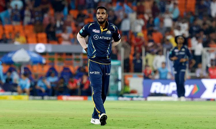 chin-up-lad-KKR-Yash-Dayal-Rinku
