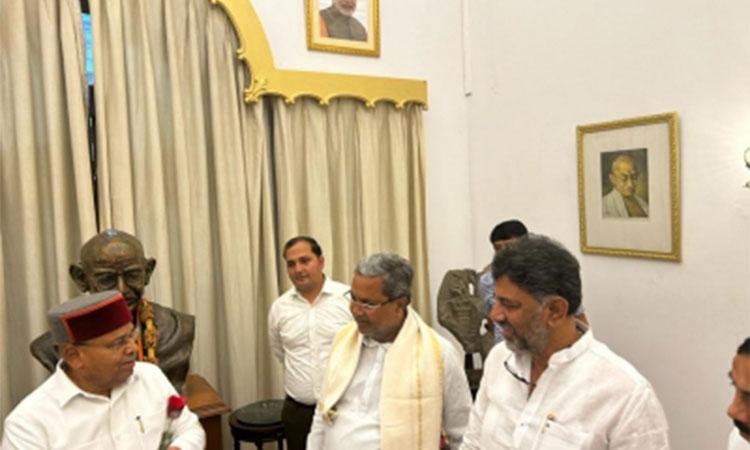 Karnataka-Governor-to-swear- in-Siddaramaiah