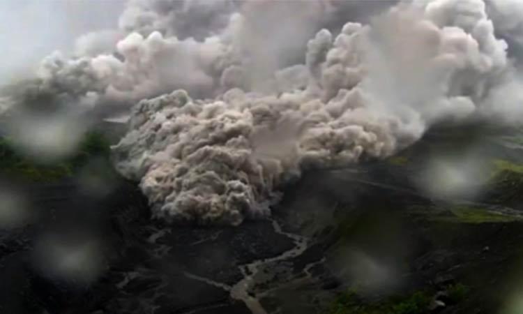 Merapi-volcano-erupts