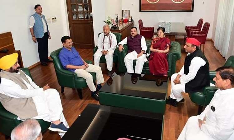 Akhilesh-Yadav-Arvind-Kejriwal