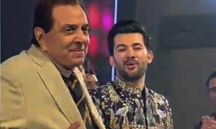 Dharmendra-dances-with-grandson-Karan-Deol-on-'Yamla-Pagla-Deewana'