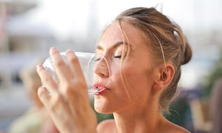 Women-Drink-Water