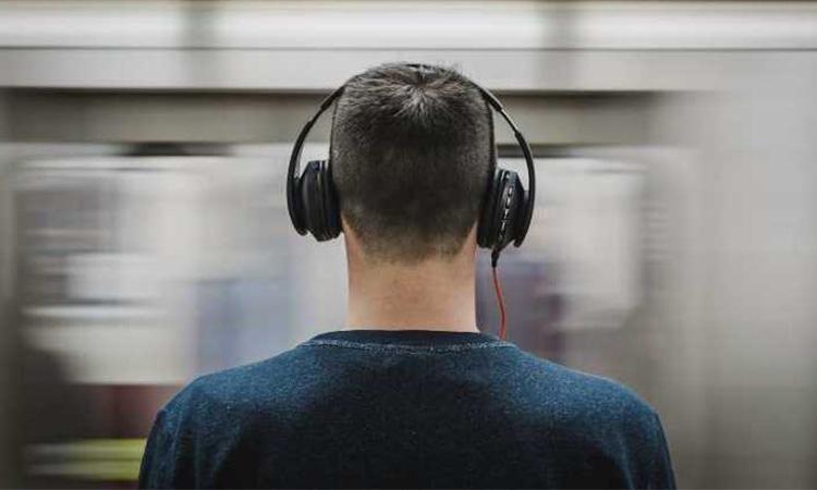 Earphone-addiction-driving-hearing-and-speech-disorders-in-Indians