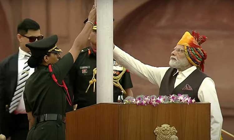 PM-Modi-hoists-Tricolour