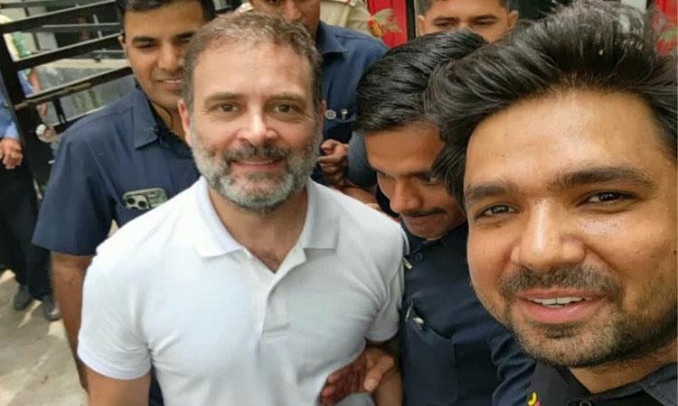 Rahul-Gandhi-With-Workers