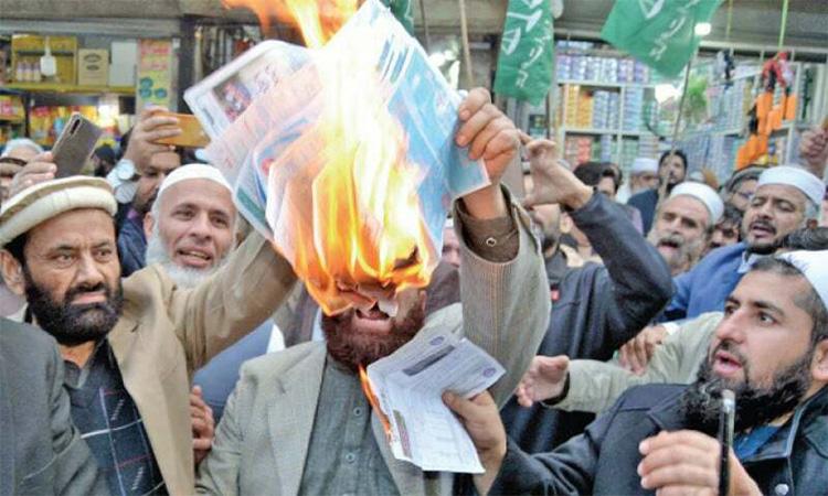 Pakistanis-Burn-Electricity-Bills