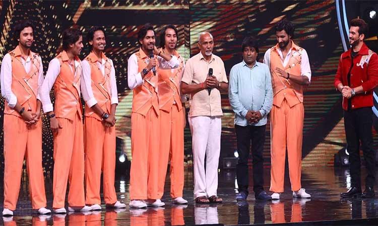 Shilpa-Shetty-gets-emotional-as-Awaara-Crew-bonds-with-their-fathers-on-IGT
