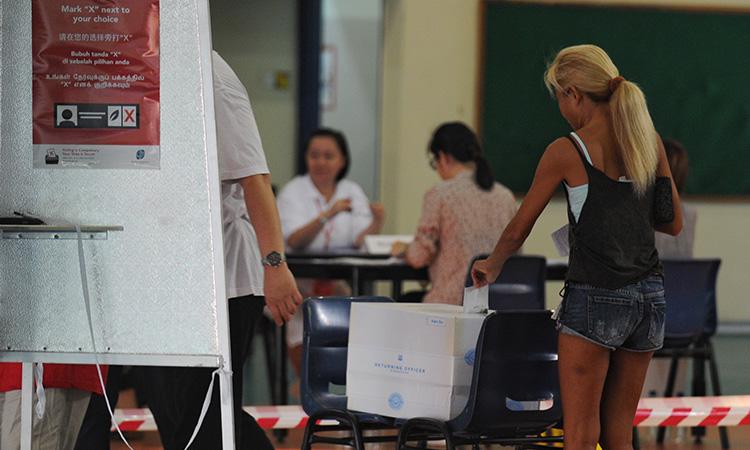 Singaporeans-vote-polling-station