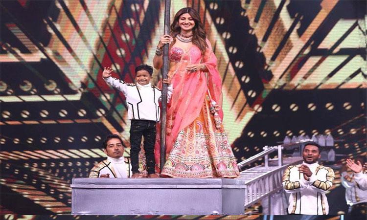 Shilpa-Shetty-climbs-up-a-crane-to-give-her-signature-hunar-salaam