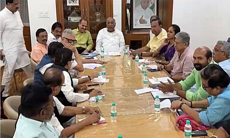 Kharge-meets-INDIA-floor-leaders-asks-govt-to-reveal-agenda-of-Parliaments-special-session