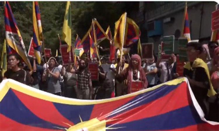 Tibetan-nationals-protest-in-Delhi-against-Chinese-delegation