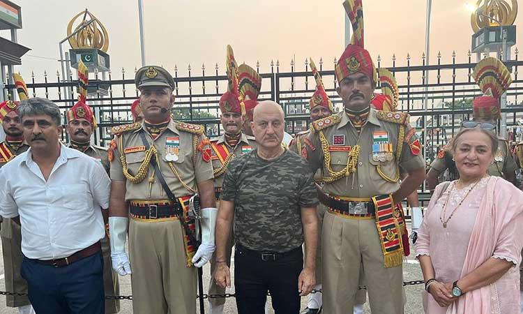 Anupam-Kher-visits-BSF-soldiers-at-Attari-Wagah-border