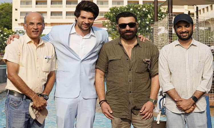 Sunny-Deol-gave-the-clap-for-son-Rajveers-first-shot-in-Dono