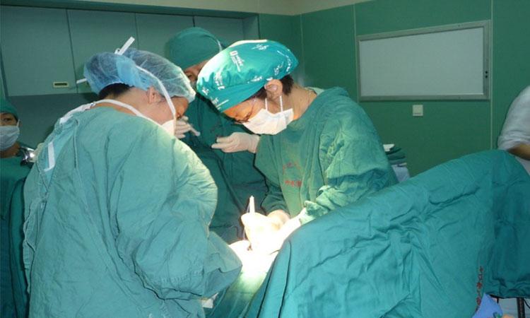 doctor-doing-surgery