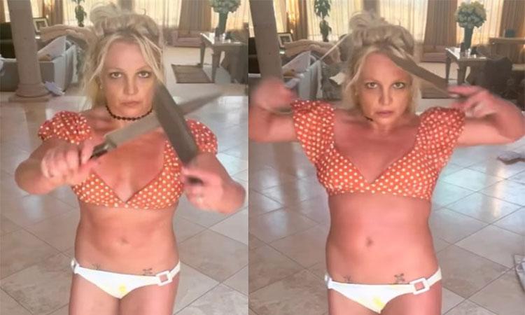 Britney-Spears-performs-dangerous-dance