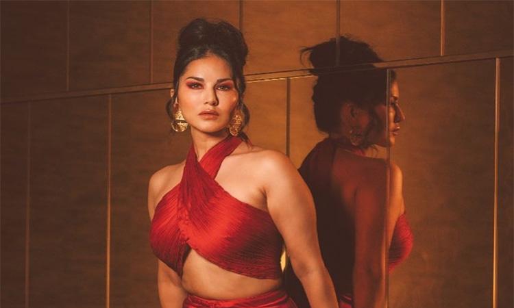 Sunny-Leone-adds-new-layer-of-sensuality-with-her-moves-in-Mera-Piya-Ghar-Aaya-2.0