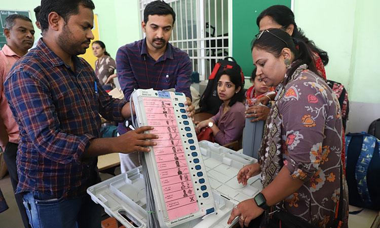 Polling-officials-collect-EVMs
