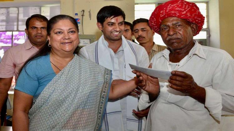 Suspense-continues-on-Raj-CM-ahead-of-legislative-party-meeting-several-MLAs-meet-Vasundhara