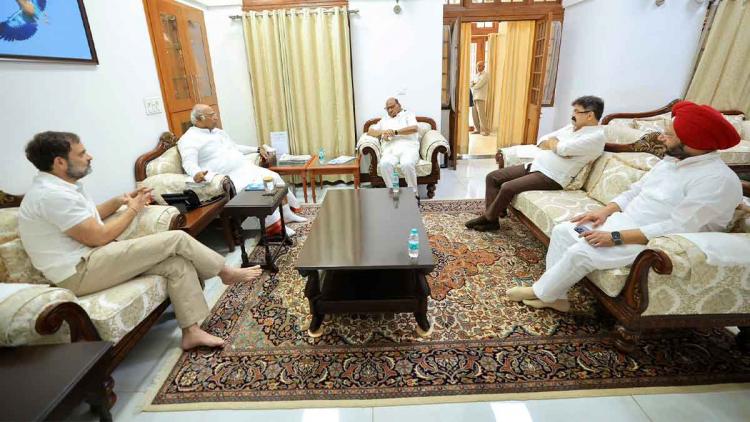 Sharad-Pawar-meets-Kharge