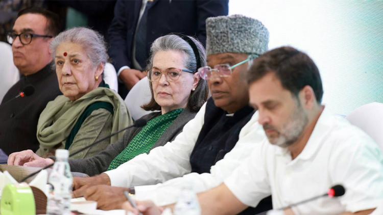 Mallikarjun-Kharge-Sonia-Gandhi-Rahul-Gandhi-Ambika-Soni-Ajay-Maken