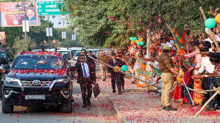 Narendra-Modi-being-welcomed-in-Varanasi